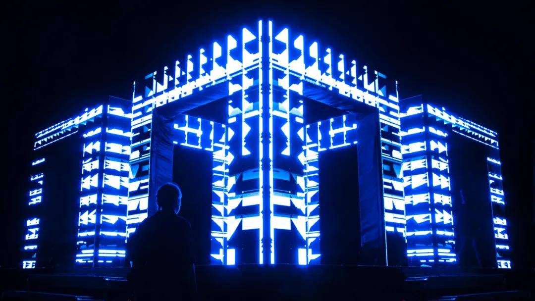 700,000 LED matrix building digital light show - Facade Lighting ...